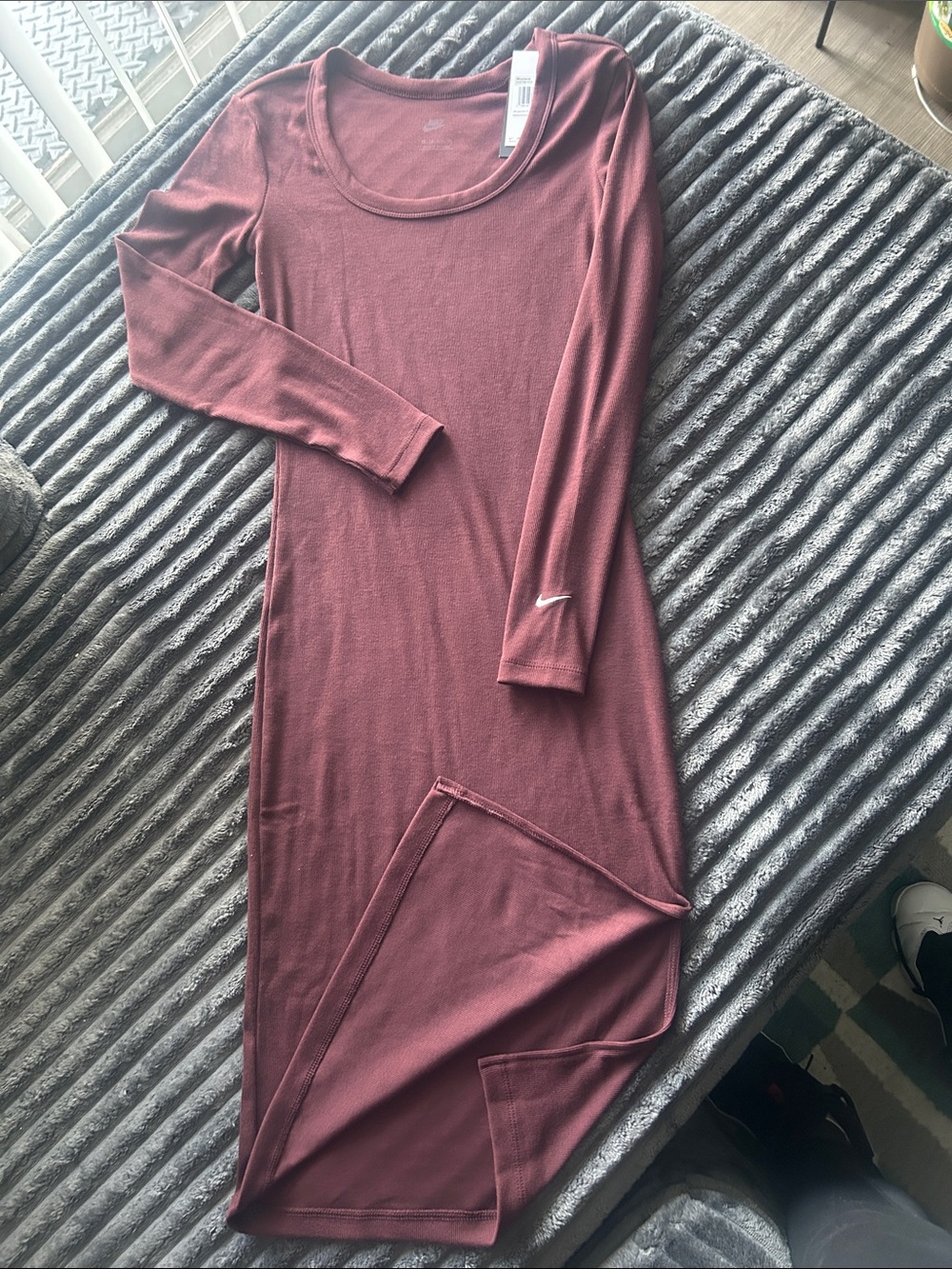 Nike Long Sleeve Scoop Neck Dress in Maroon
